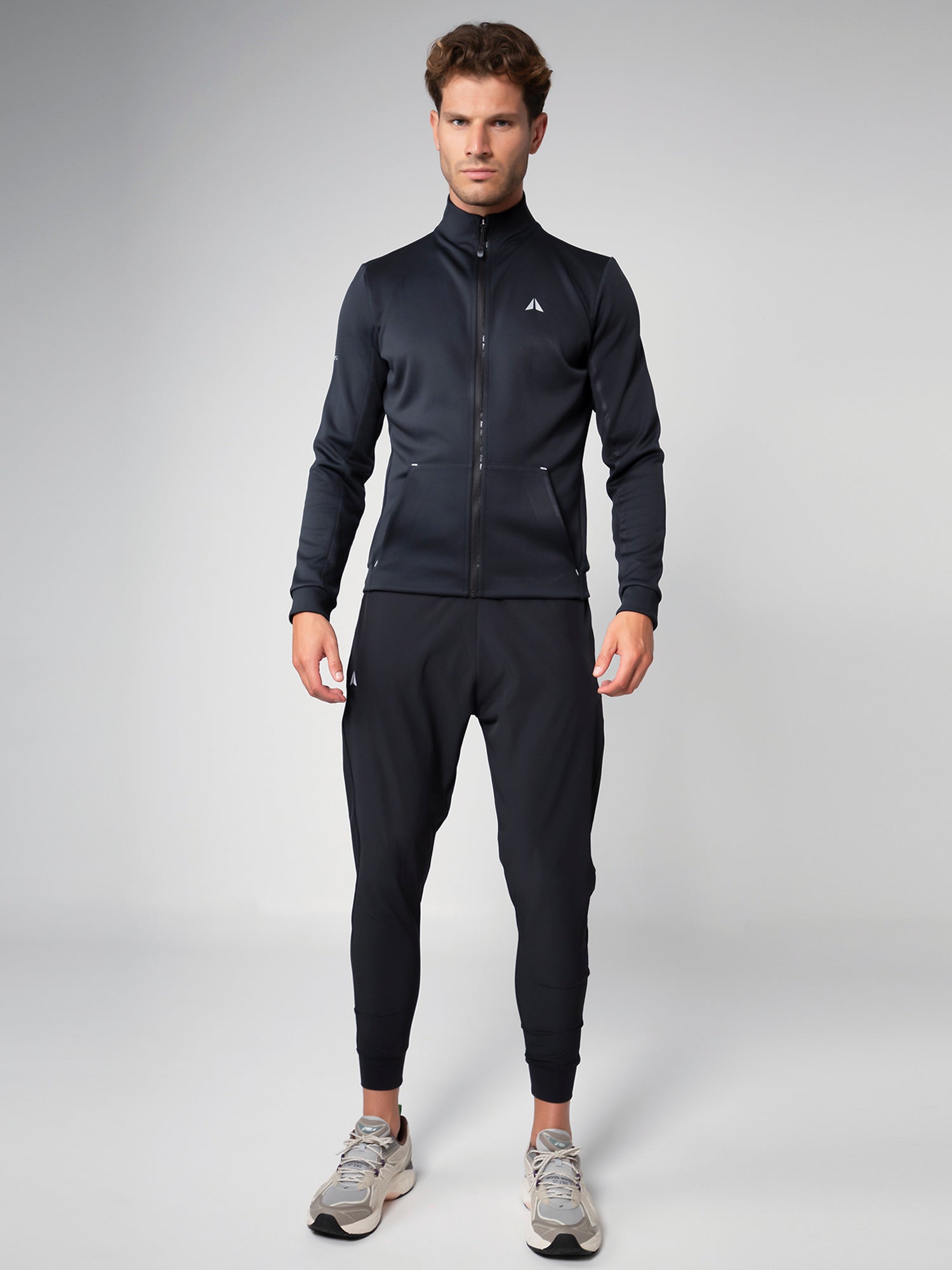 PERFORMANCE JACKET